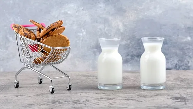 În marile magazine, laptele continuă să aibă prețul scăzut cu peste 20 %