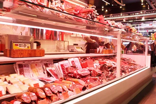 6 din 10 români admit că deciziile de consum și cumpărare le sunt influențate de părerile celor apropiați