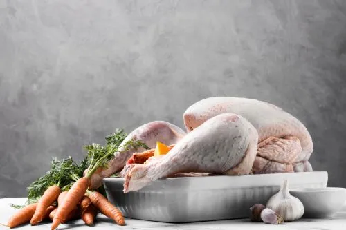 Conform Eurostat, consumul mediu anual de carne de pasăre în România este de 34 kg per capita, peste media UE de 27 kg.