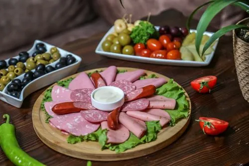 Produsele din carne cu conținut redus de grăsimi: inovație și cerințe nutriționale