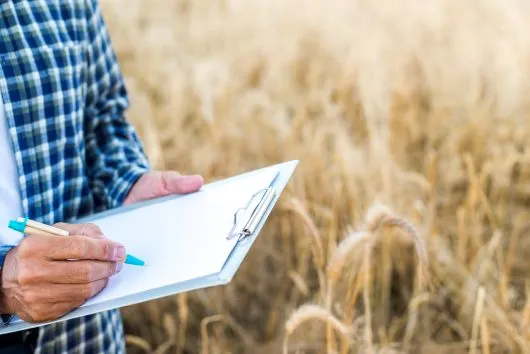 În perioada 8–9 octombrie 2025, comisarul european pentru agricultură și alimentație, Christophe Hansen, s-a aflat în vizită oficială în România, într-un moment strategic pentru definirea viitoarei Politici Agricole Comune (PAC) post-2027.