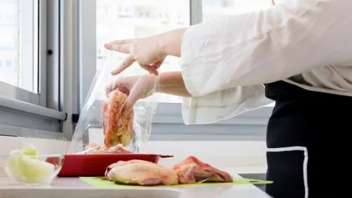 În industria cărnii, pierderile apar în toate etapele lanțului de producție — de la abatorizare și procesare până la distribuție și consum.