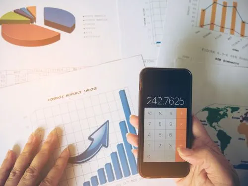 În practică, TVA-ul colectat din vânzări este adesea virat înainte ca sumele aferente să fie efectiv încasate, generând un efort financiar temporar.